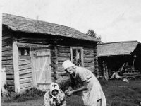 Leuhulan Heta Stiina ja Siiri   Heta-Stiina Leuhula (19.1.1857 - 29.7.1933) istuu Leuhulan pihassa perunoita kuorimassa  Vierellä seisoo hänen tyttärentyttärensä Siiri Dagmar Tähtinen (myöhemmin Mäki ja Martikainen, 12.9.1907 - 1.6.1999). Takana Leuhulan pihamökki, jossa asui aviopari Maria ja Kalle Maailma.